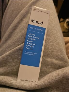 Murad Acne Control Oil & Pore Control Mattifier SPF 45 - Blue and White